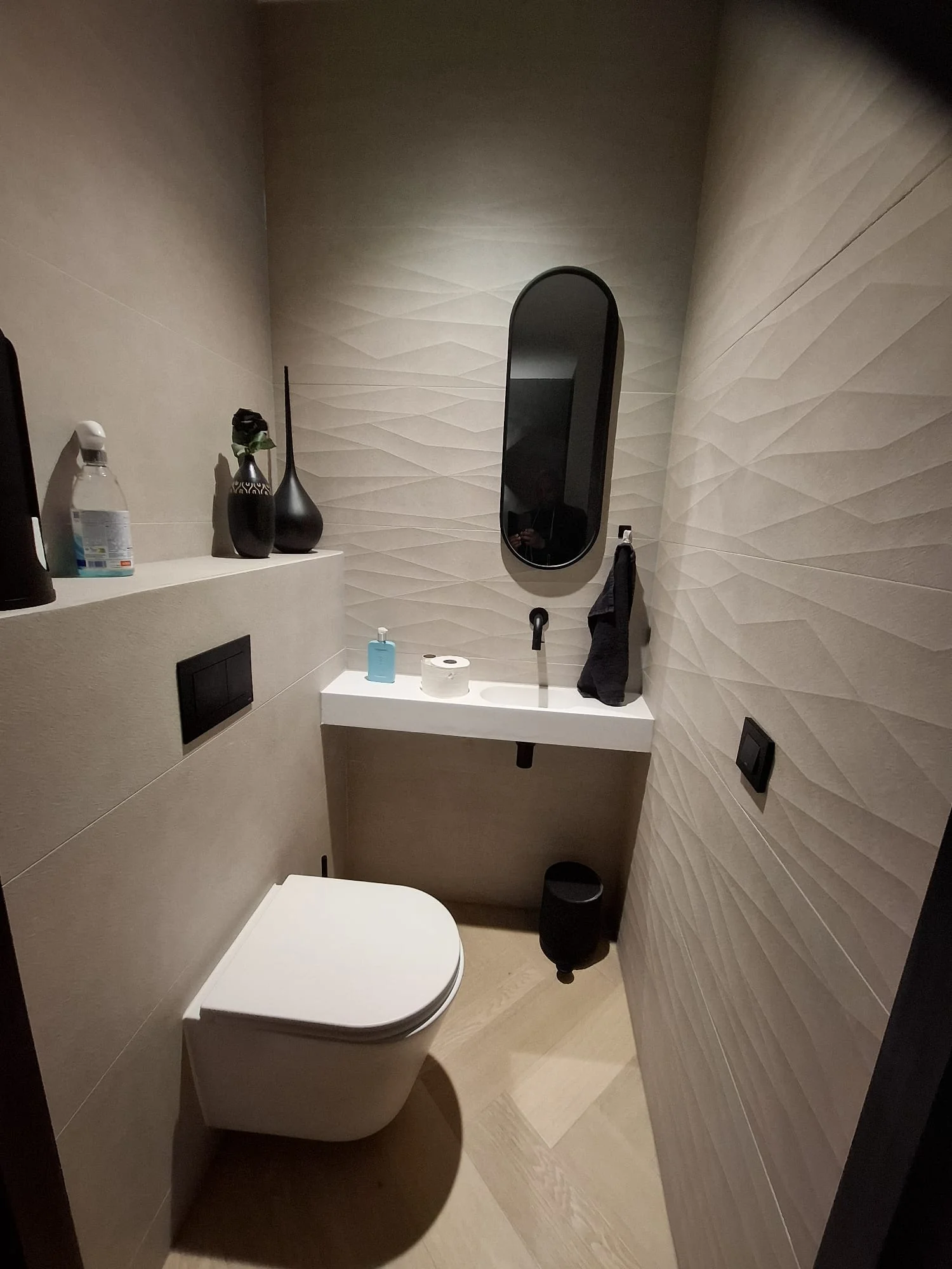 Modern toilet renovatie Den Haag - wandcloset en design tegelwerk